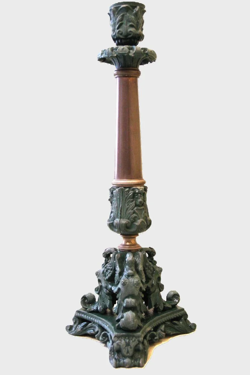 19e eeuwse kandelaar - Diversen › Kandelaars - €75.00 - Napoleon III kandelaar met gietijzer voet en kaarshouder, waartussen een koper schacht. De gietijzer delen groen geschilderd.
Basis 13cm breed; kandelaar 33cm hoog.
Ca 1870-1880