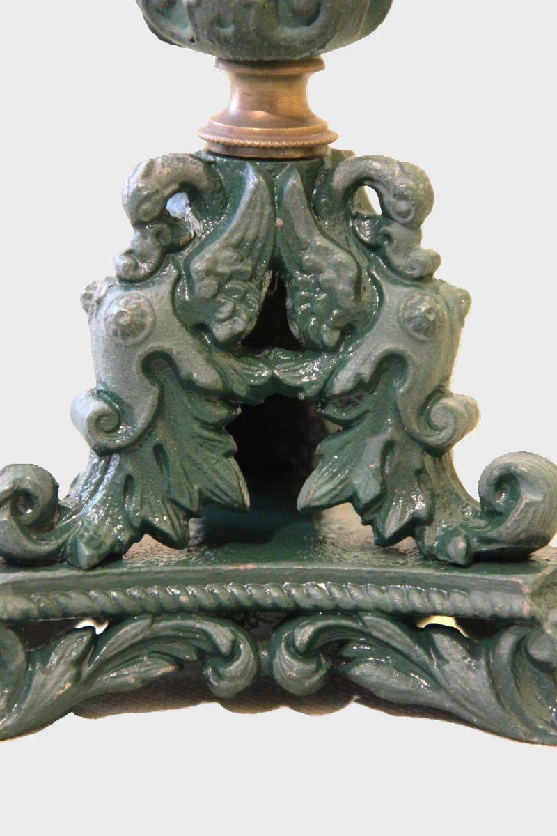 19e eeuwse kandelaar - Diversen › Kandelaars - €75.00 - Napoleon III kandelaar met gietijzer voet en kaarshouder, waartussen een koper schacht. De gietijzer delen groen geschilderd.
Basis 13cm breed; kandelaar 33cm hoog.
Ca 1870-1880