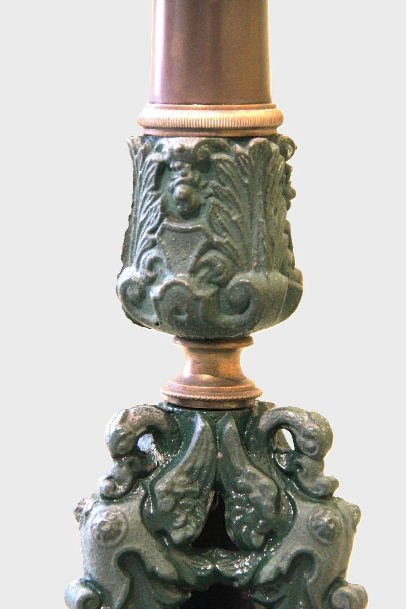 19e eeuwse kandelaar - Diversen › Kandelaars - €75.00 - Napoleon III kandelaar met gietijzer voet en kaarshouder, waartussen een koper schacht. De gietijzer delen groen geschilderd.
Basis 13cm breed; kandelaar 33cm hoog.
Ca 1870-1880