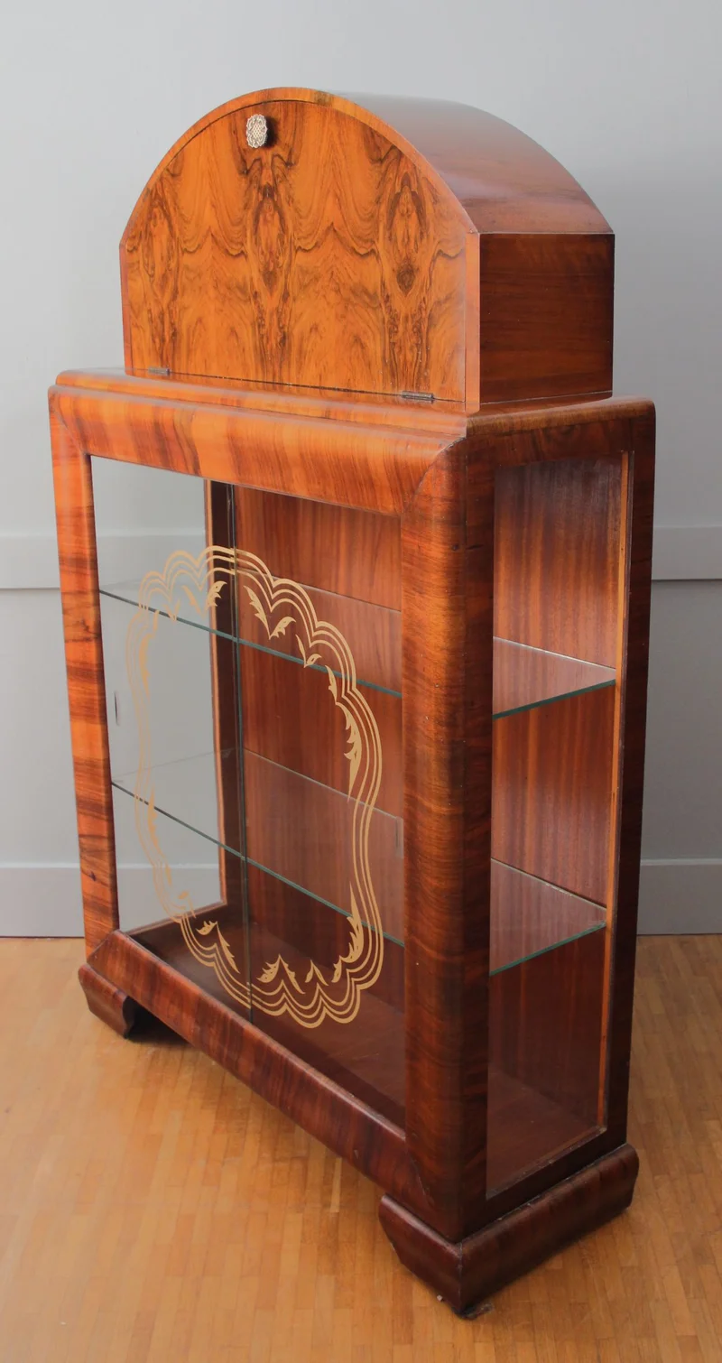 Art déco barmeubel - Meubel › Kasten - €950.00 - Vitrinekast - barmeubel in notenhout, handgepolitoerd.
Vitrinekast onderaan met glas op drie zijden; schuifdeuren met originele beschildering. Bargedeelte in gesloten bovenkast met originele spiegels.
91 x 31cm; 146cm hoog.
Periode 1930/1940