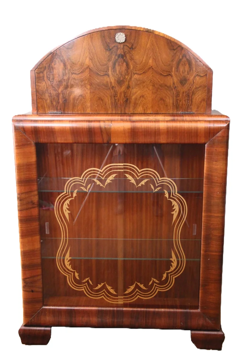 Art déco barmeubel - Meubel › Kasten - €950.00 - Vitrinekast - barmeubel in notenhout, handgepolitoerd.
Vitrinekast onderaan met glas op drie zijden; schuifdeuren met originele beschildering. Bargedeelte in gesloten bovenkast met originele spiegels.
91 x 31cm; 146cm hoog.
Periode 1930/1940