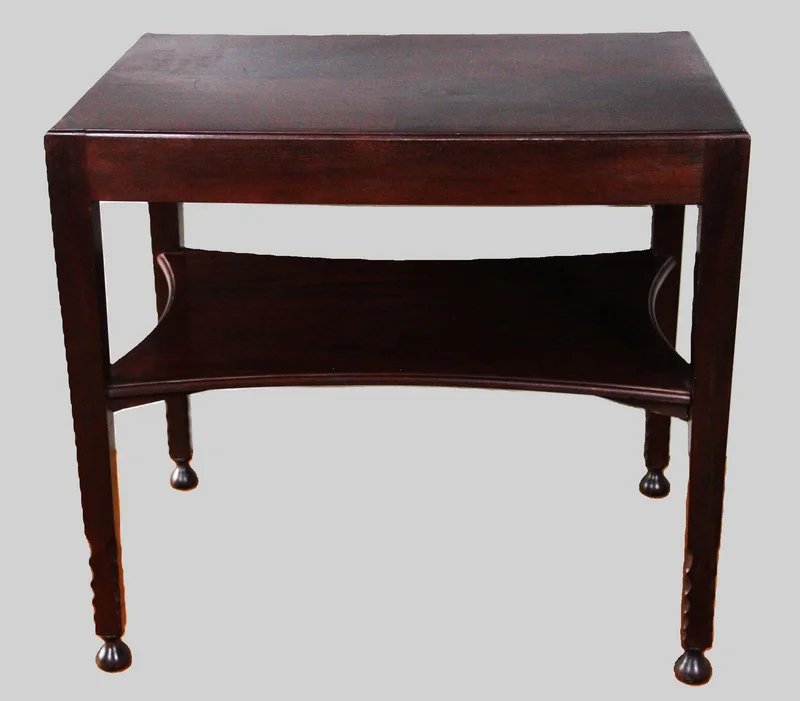 Art déco bijzettafel - Meubel › Tafels - €325.00 - Salontafel met twee bladen in donker mahoniehout.
Nederland
Art Déco, neigend naar Nieuwe Stijl
75x54cm, 68cm hoog
Ca 1930-1940