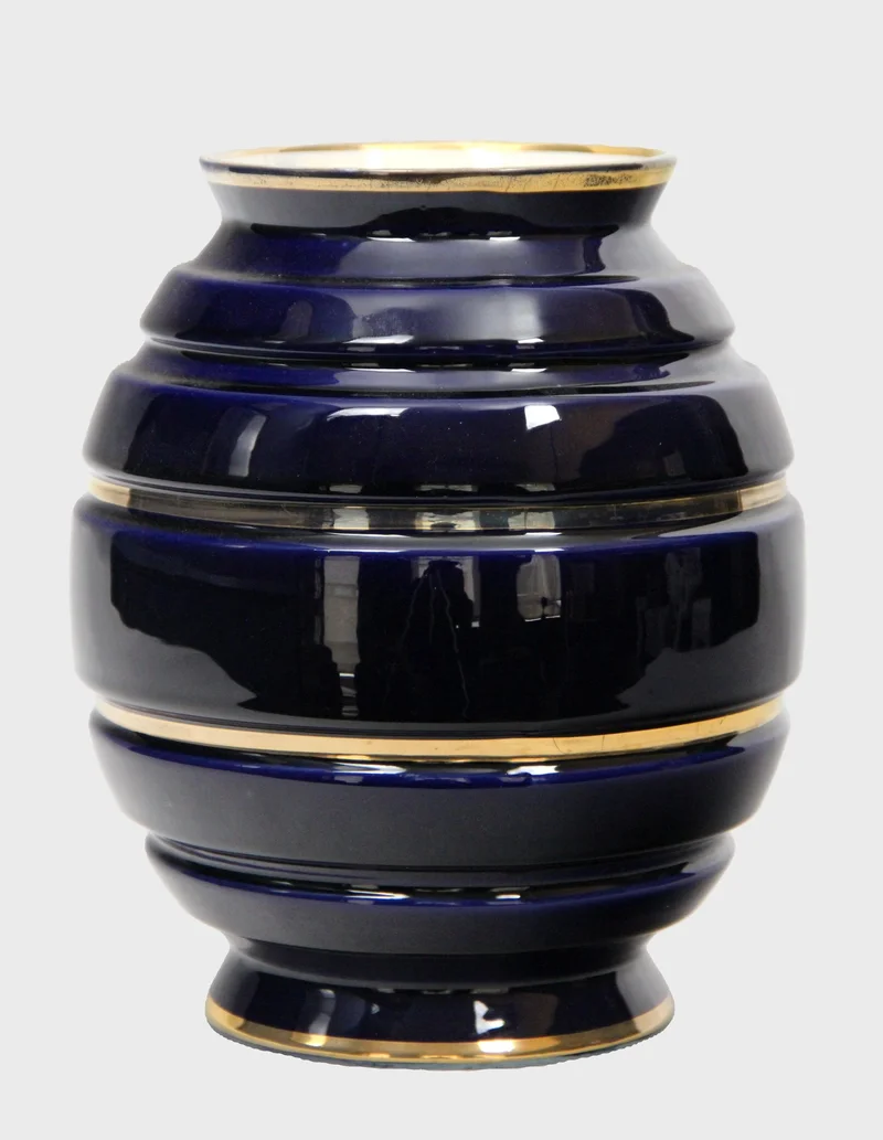 Art deco vaas cobaltblauw, één van een paar - Porselein › Vazen - €190.00 - Paar vazen afgewerkt in kobaltblauw met goeden sierbandjes.
19cm diameter, 21cm hoog
1930-1950

Prijs voor het paar