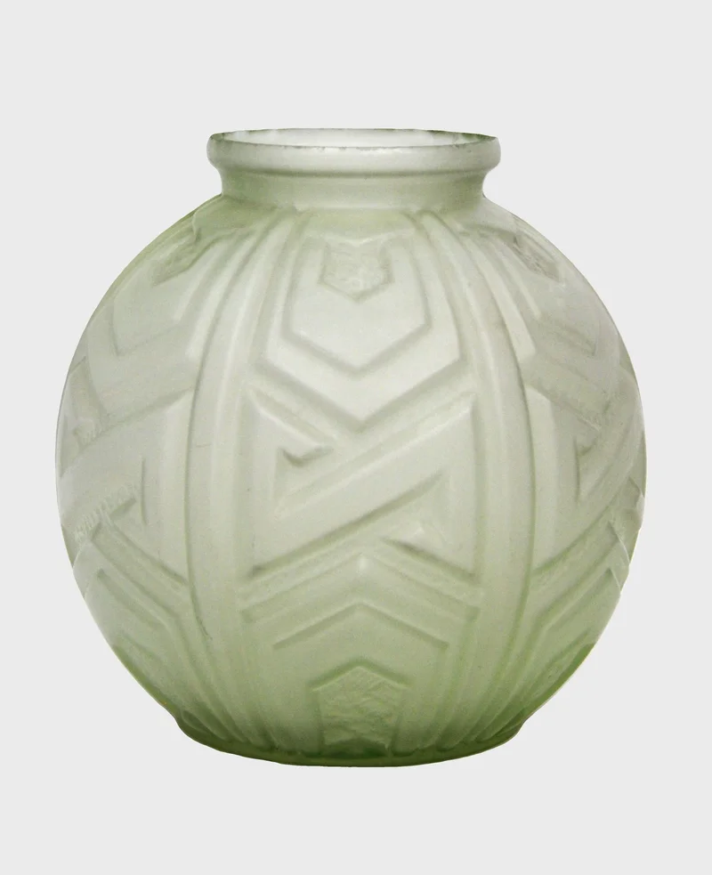 Art décovaas groen glas - Glas › Vazen - Vaas in geperst glas doorgekleurd groen.
Diameter 18cm, 19cm hoog.
Art Déco periode, ca 1930

€