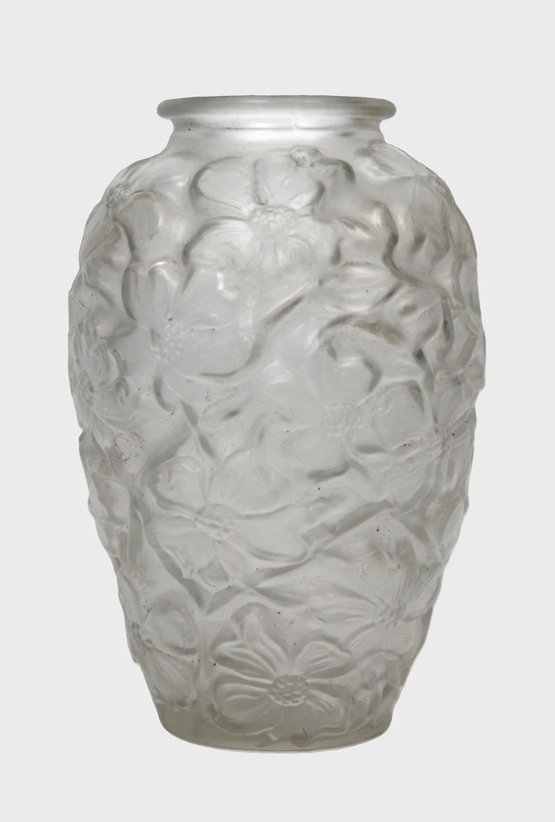 Art décovaas reliëfglas - Glas › Vazen - €85.00 - Vaas in geperst glas met bloemmotieven.
18cm diameter, 26cm hoog
Ca 1930-1940