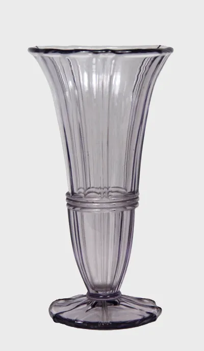 Bloemenvaas in paars glas