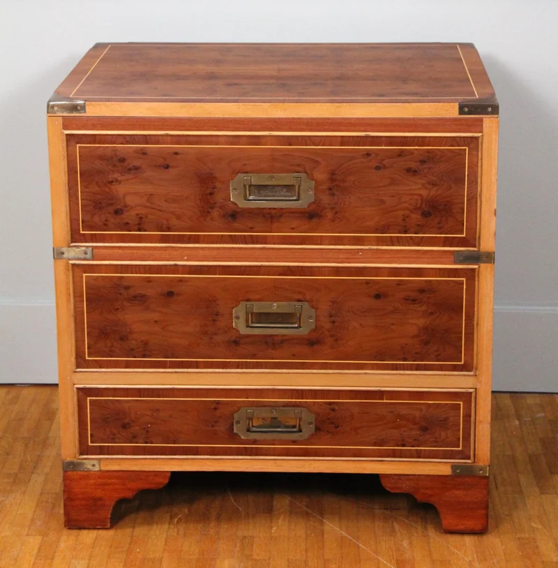 Campaigne barmeubeltje - Meubel › Kasten - €595.00 - Barmeubeltje met koperbeslag op de hoeken en 2 draaggrepen op de zijkanten. In de vorm van een kleine ladenkast, één lade onderaan en twee valse laden. Bargedeelte gaat bovenaan open; binnenin plaats voor 12 glaasjes en 8 flessen.
Afgewerkt in esdoorn en esdoornwortel hout.
Georgean stijl, vintage periode ca 1960/1970
58 x 40cm; 61cm hoog