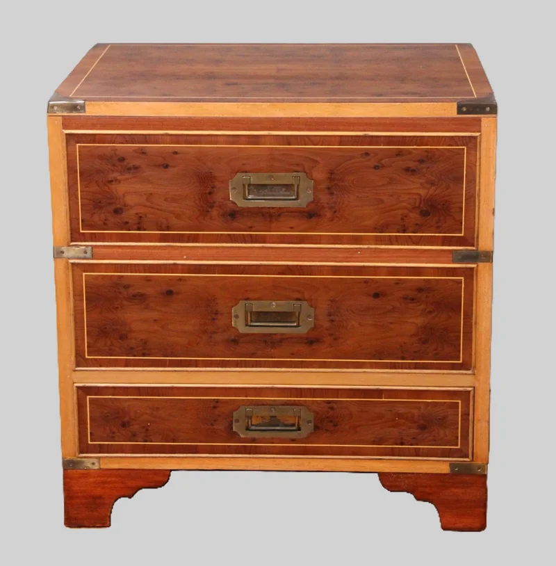 Campaigne barmeubeltje - Meubel › Kasten - €595.00 - Barmeubeltje met koperbeslag op de hoeken en 2 draaggrepen op de zijkanten. In de vorm van een kleine ladenkast, één lade onderaan en twee valse laden. Bargedeelte gaat bovenaan open; binnenin plaats voor 12 glaasjes en 8 flessen.
Afgewerkt in esdoorn en esdoornwortel hout.
Georgean stijl, vintage periode ca 1960/1970
58 x 40cm; 61cm hoog