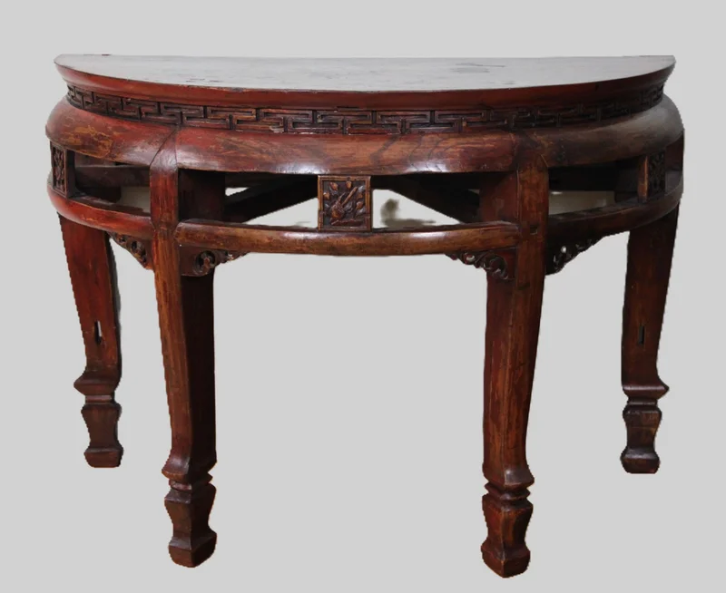 Chinese wandtafel, één van twee - Meubel › Tafels - Paar Chinese wandtafels in roodhout. De tafels kunnen samen gezet worden tot één ronde tafel vrijstaande.
112 x 56cm (tot 112cm rond); 82cm hoog.
vroeg 20e eeuw

€