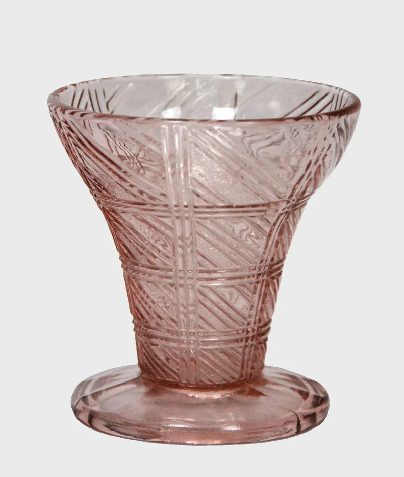 Coupe in roze glas - Glas › Vazen - €35.00 - Doorgekleurd roze persglas.
12cm diameter, 12.5cm hoog.
1930-1950