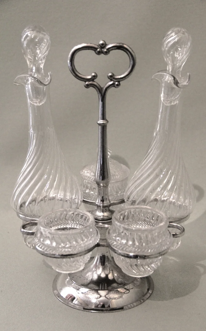 Cruetset - Zilver › Serviesgoed - €65.00 - Klein cruetset met glas en verzilverde houder.
14cm hoog
1930-1950