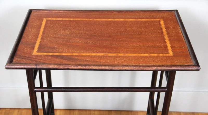 Edwardian bijzettafeltje faux bambou - Meubel › Tafels - €395.00 - Bijzettafel, oorspronkelijk voor de wintertuin.
Mahoniehouten blad met satijnhout ingelegd. Beuken struktuur in mahonie getint.
61x40cm, 69cm hoog
Ca 1930