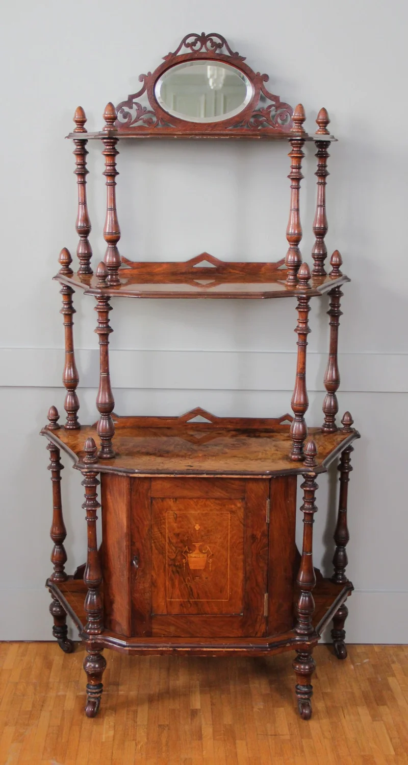 Edwardian étagère - Meubel › Kasten - €450.00 - Etagère met klein kastgedeelte onderaan.
Notenhout met inleg van satijnhout.
77 x 35cm; 153cm hoog
Edwardian periode ca 1900/1910