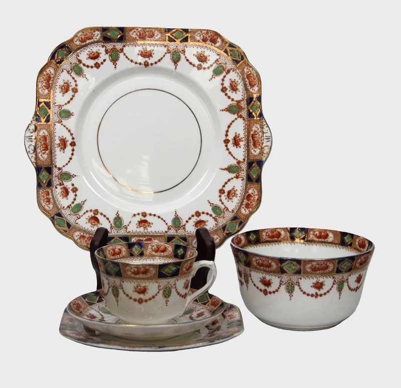 Edwardian theeset - Porselein › Serviesgoed - Set van 7 theetassen met ondertassen, één suikerpot en 2 koekenschaaltjes.
Gemerkt "Gladstone china"
1930-1940

€