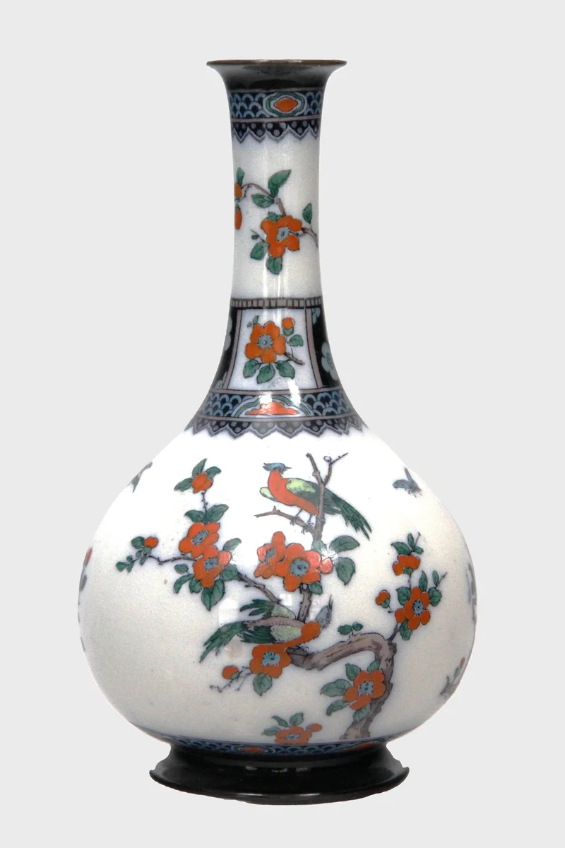 Engelse chinoiserievaas - Porselein › Vazen - €55.00 - Steelvaas met polychrome chinoiserie versiering.
Gemerkt Losonware Keeling&Co (Engeland).
26cm hoog
1912-1936