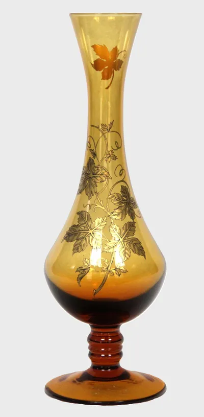 Geel glazen vaasje met goudversiering