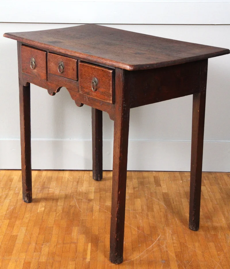 George II eiken bijzettafeltje - Meubel › Tafels - €595.00 - Eiken lowboy met drie laden.
76x42cm, 69cm hoog
George II periode, Ca 1760-1770