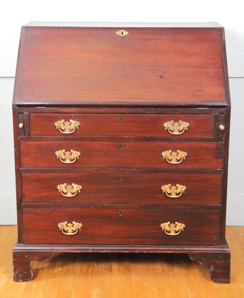 Georgean bureau - Meubel › Kasten - €480.00 - Klassiek Engels bureau met neerklapbaar schrijfblad en laden onderaan.
Cubaans mahoniehout.
76 x 47cm; 91cm hoog
Georgean periode, ca 1800