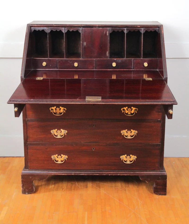 Georgean bureau - Meubel › Kasten - €480.00 - Klassiek Engels bureau met neerklapbaar schrijfblad en laden onderaan.
Cubaans mahoniehout.
76 x 47cm; 91cm hoog
Georgean periode, ca 1800