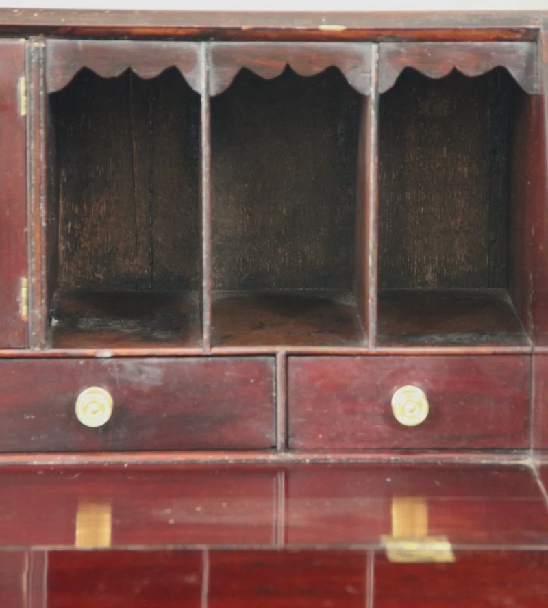 Georgean bureau - Meubel › Kasten - €480.00 - Klassiek Engels bureau met neerklapbaar schrijfblad en laden onderaan.
Cubaans mahoniehout.
76 x 47cm; 91cm hoog
Georgean periode, ca 1800