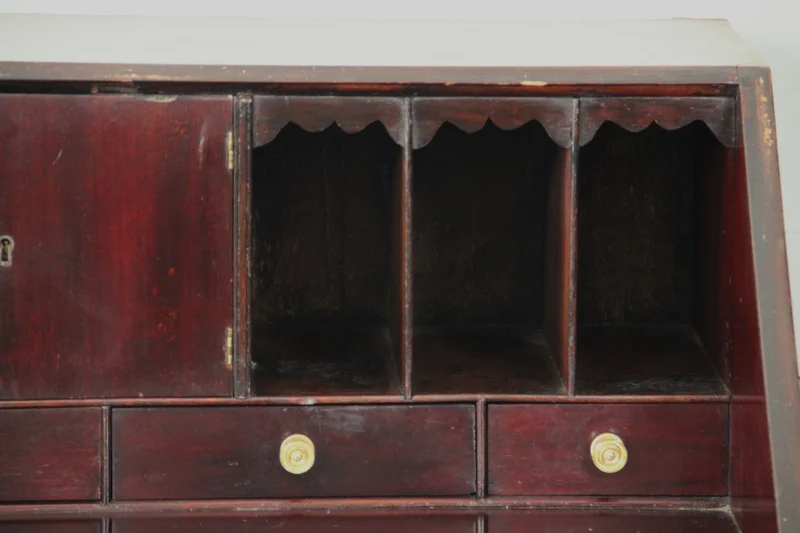 Georgean bureau - Meubel › Kasten - €480.00 - Klassiek Engels bureau met neerklapbaar schrijfblad en laden onderaan.
Cubaans mahoniehout.
76 x 47cm; 91cm hoog
Georgean periode, ca 1800
