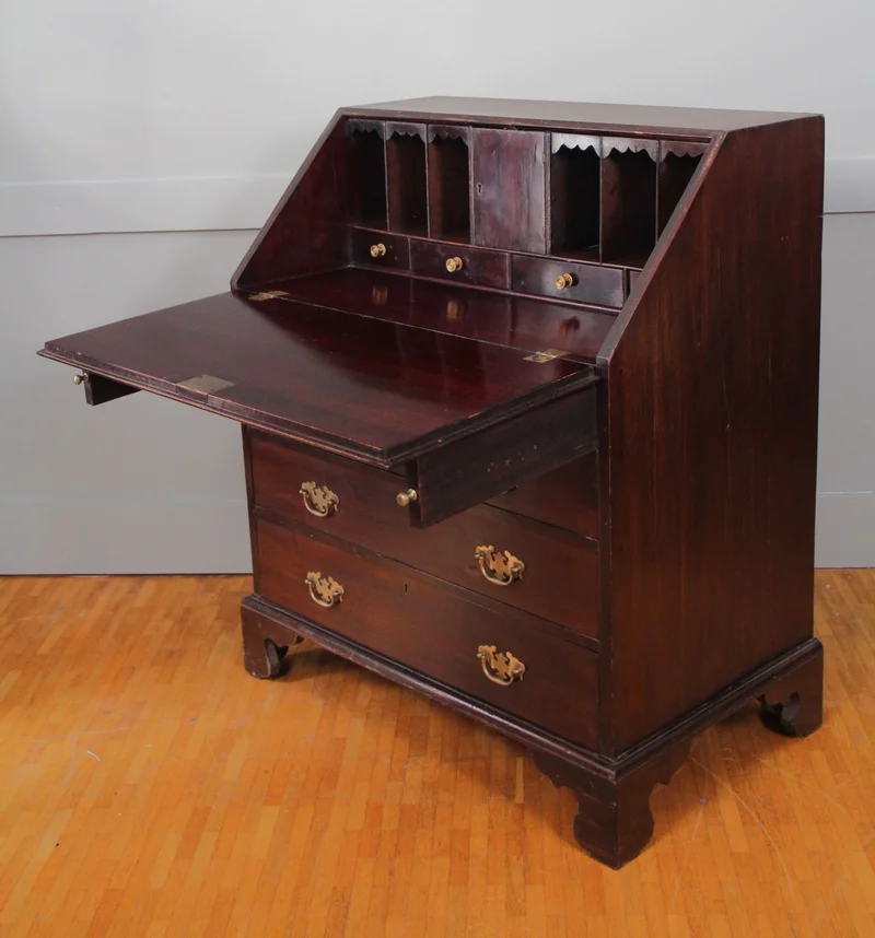 Georgean bureau - Meubel › Kasten - €480.00 - Klassiek Engels bureau met neerklapbaar schrijfblad en laden onderaan.
Cubaans mahoniehout.
76 x 47cm; 91cm hoog
Georgean periode, ca 1800