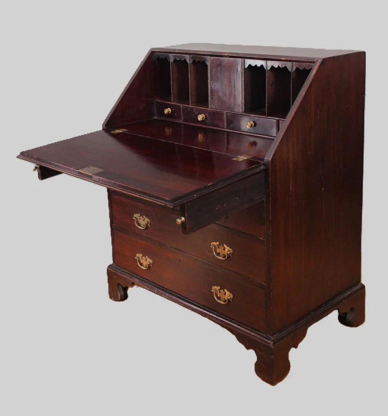Georgean bureau - Meubel › Kasten - €480.00 - Klassiek Engels bureau met neerklapbaar schrijfblad en laden onderaan.
Cubaans mahoniehout.
76 x 47cm; 91cm hoog
Georgean periode, ca 1800