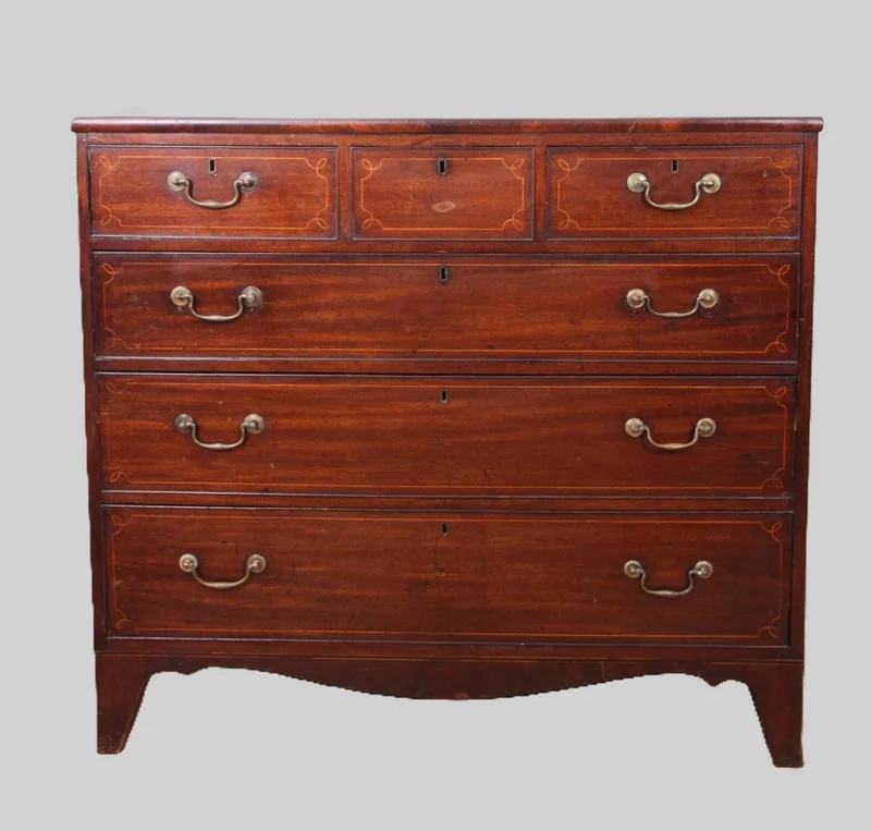 Georgean chest of drawers - Meubel › Kasten - €850.00 - Georgean ladenkast met splayed bracket feet.
Cubaans mahonie met heel fijn inlegfilet rondom de laden in buxushout. Originele trekkers.
113 x 55cm; 102cm hoog
Regency periode ca 1820