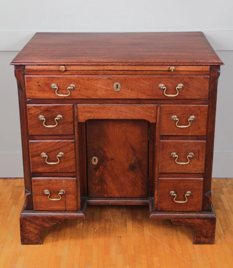 Georgean kneholedesk 18e eeuw - Meubel › Kasten - €1250.00 - Kneehole desk met berging en 8 laden. Inschuifbaar schrijfblad onder het bovenblad van het meubel.
Late-Georgean periode:ca 1770
78 x 49cm; 78cm hoog