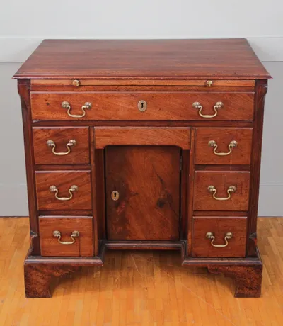 Georgean kneholedesk 18e eeuw