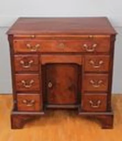 Georgean kneholedesk 18e eeuw thumbnail 1