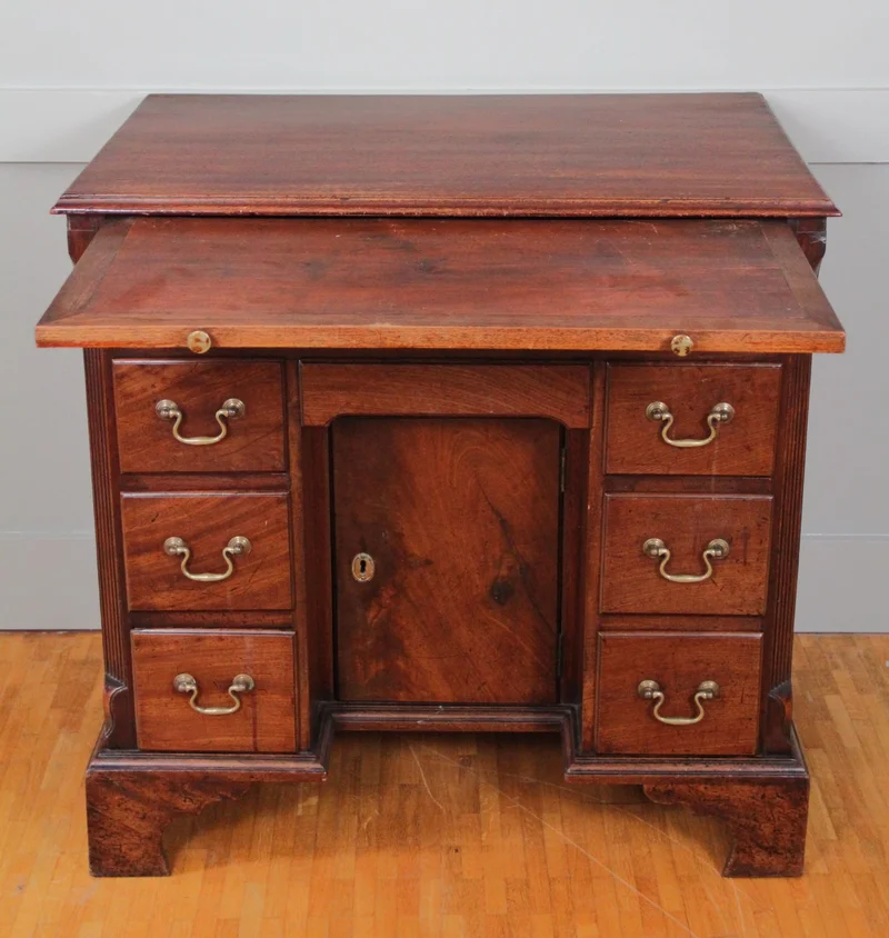 Georgean kneholedesk 18e eeuw - Meubel › Kasten - €1250.00 - Kneehole desk met berging en 8 laden. Inschuifbaar schrijfblad onder het bovenblad van het meubel.
Late-Georgean periode:ca 1770
78 x 49cm; 78cm hoog