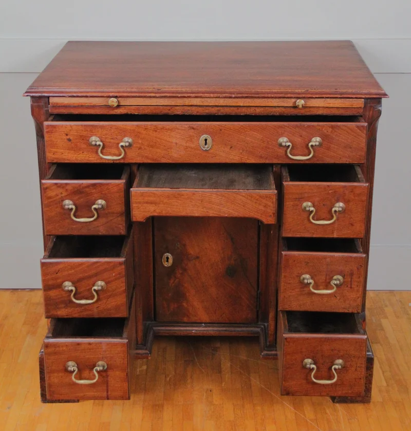 Georgean kneholedesk 18e eeuw - Meubel › Kasten - €1250.00 - Kneehole desk met berging en 8 laden. Inschuifbaar schrijfblad onder het bovenblad van het meubel.
Late-Georgean periode:ca 1770
78 x 49cm; 78cm hoog