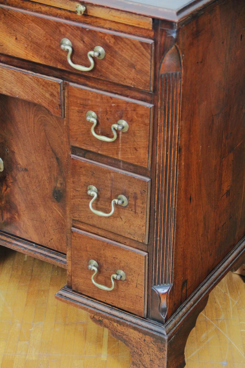 Georgean kneholedesk 18e eeuw - Meubel › Kasten - €1250.00 - Kneehole desk met berging en 8 laden. Inschuifbaar schrijfblad onder het bovenblad van het meubel.
Late-Georgean periode:ca 1770
78 x 49cm; 78cm hoog