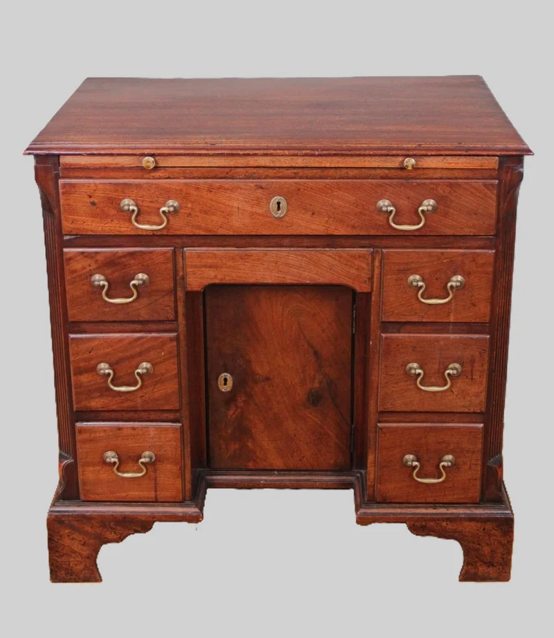 Georgean kneholedesk 18e eeuw - Meubel › Kasten - €1250.00 - Kneehole desk met berging en 8 laden. Inschuifbaar schrijfblad onder het bovenblad van het meubel.
Late-Georgean periode:ca 1770
78 x 49cm; 78cm hoog