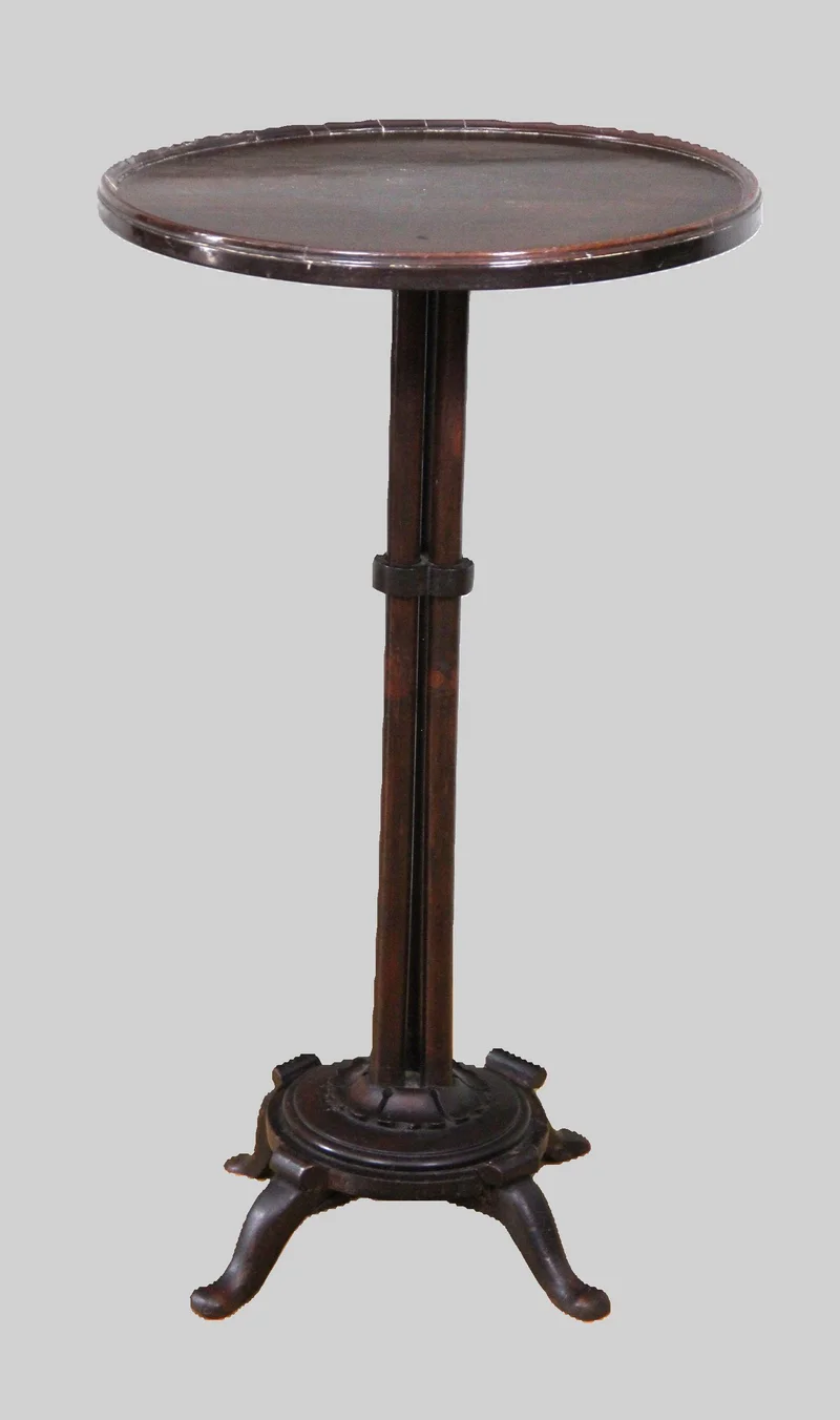 Georgean rond bijzettafeltje - Meubel › Tafels - €245.00 - Zogenaamd wijntafeltje in donker mahonie.
Georgean stijl, Victoriaanse periode ca 1880
diameter 36cm, 63cm hoog.