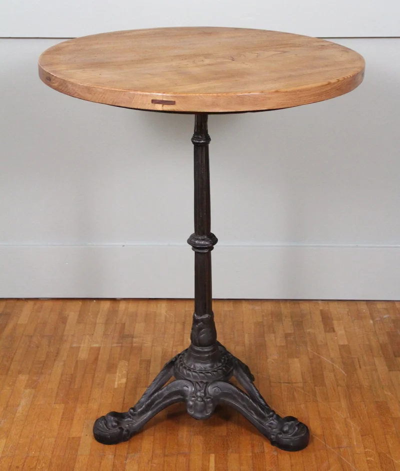 Gietijzer cafeetafeltje - Meubel › Tafels - €295.00 - Tafeltje op gietijzer onderstel en eiken blad.
Blad vernieuwd.
60cm diameter, 75cm hoog