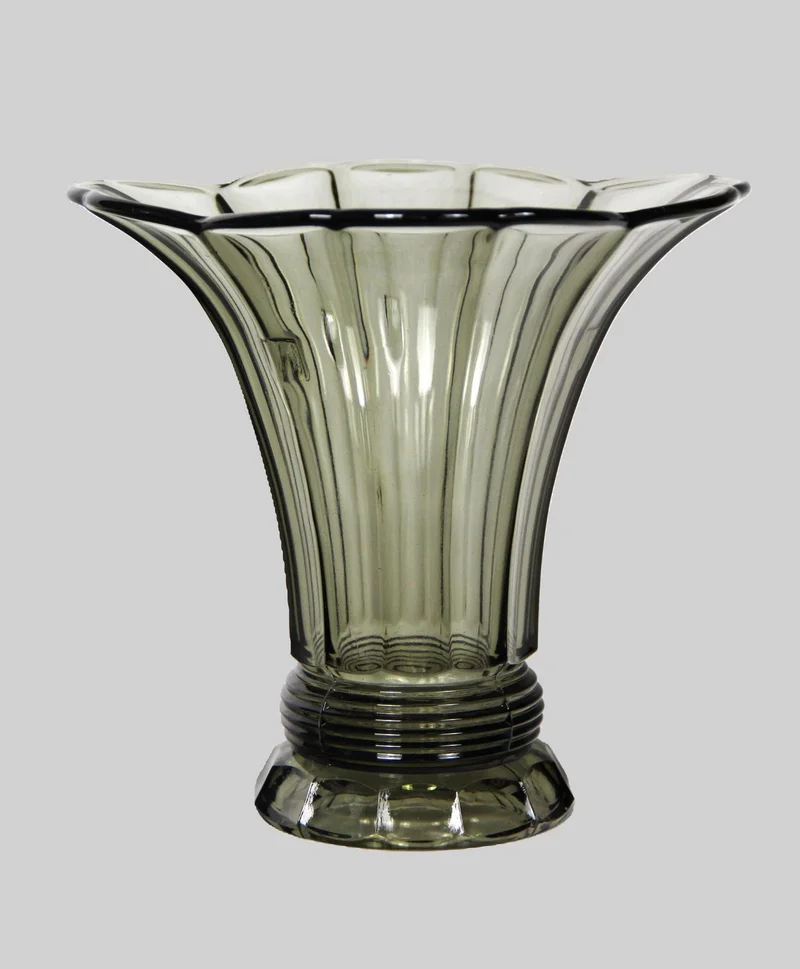 Glazen bloemenvaas - Glas › Vazen - €35.00 - Vintage glazen vaasje in gerookt glas.
14cm hoog, 15cm maximale diameter.