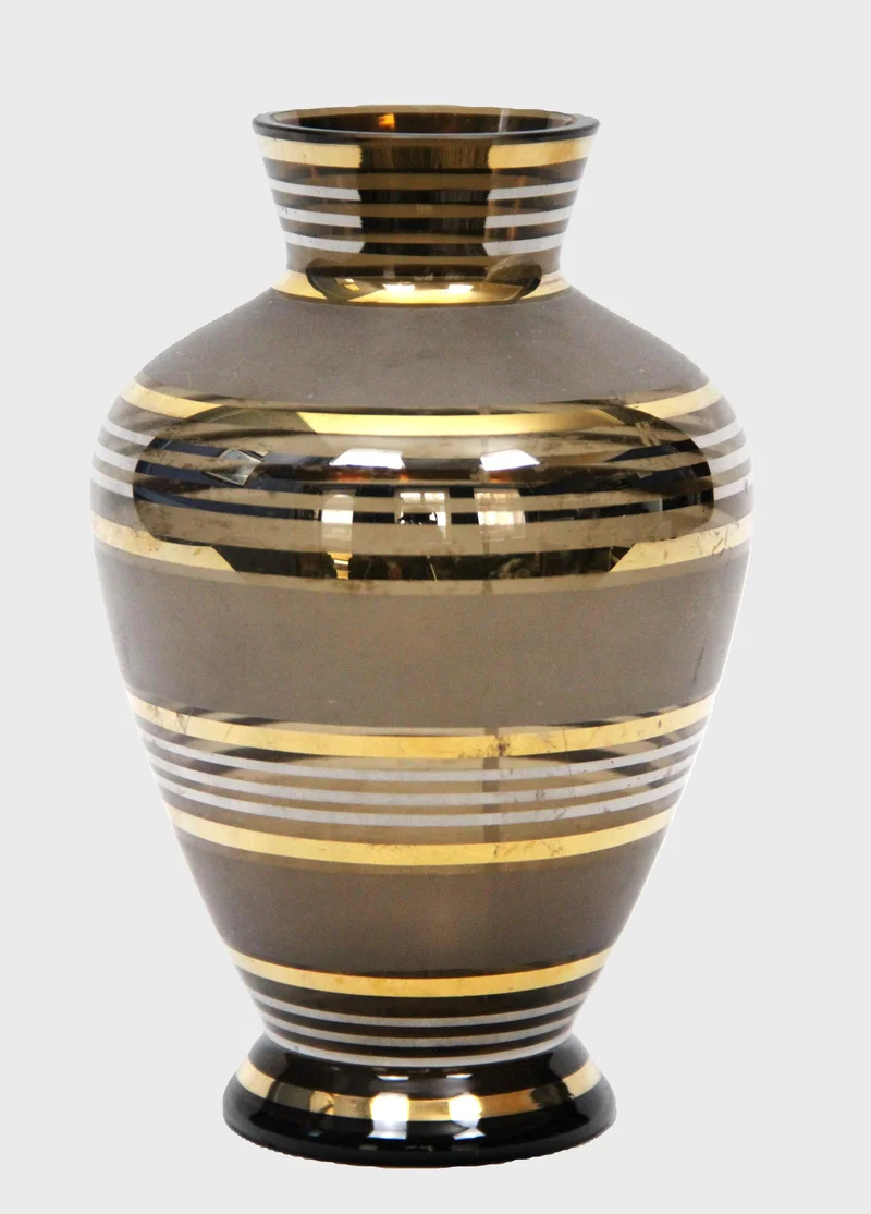 Glazen vaasje met gouddecor - Glas › Vazen - €45.00 - Bruingekleurd glas met goudranden.
Booms glas
12cm diameter, 18cm hoog
ca 1930