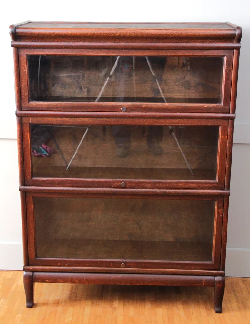 Globe wernick - Meubel › Kasten - €750.00 - Originele, gelabelde, Globe Wernicke drieledige boekenkast in eik.
86 x 30cm; 120cm hoog
ca 1910