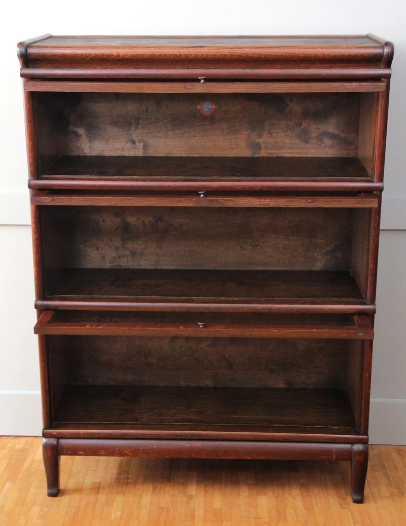 Globe wernick - Meubel › Kasten - €750.00 - Originele, gelabelde, Globe Wernicke drieledige boekenkast in eik.
86 x 30cm; 120cm hoog
ca 1910