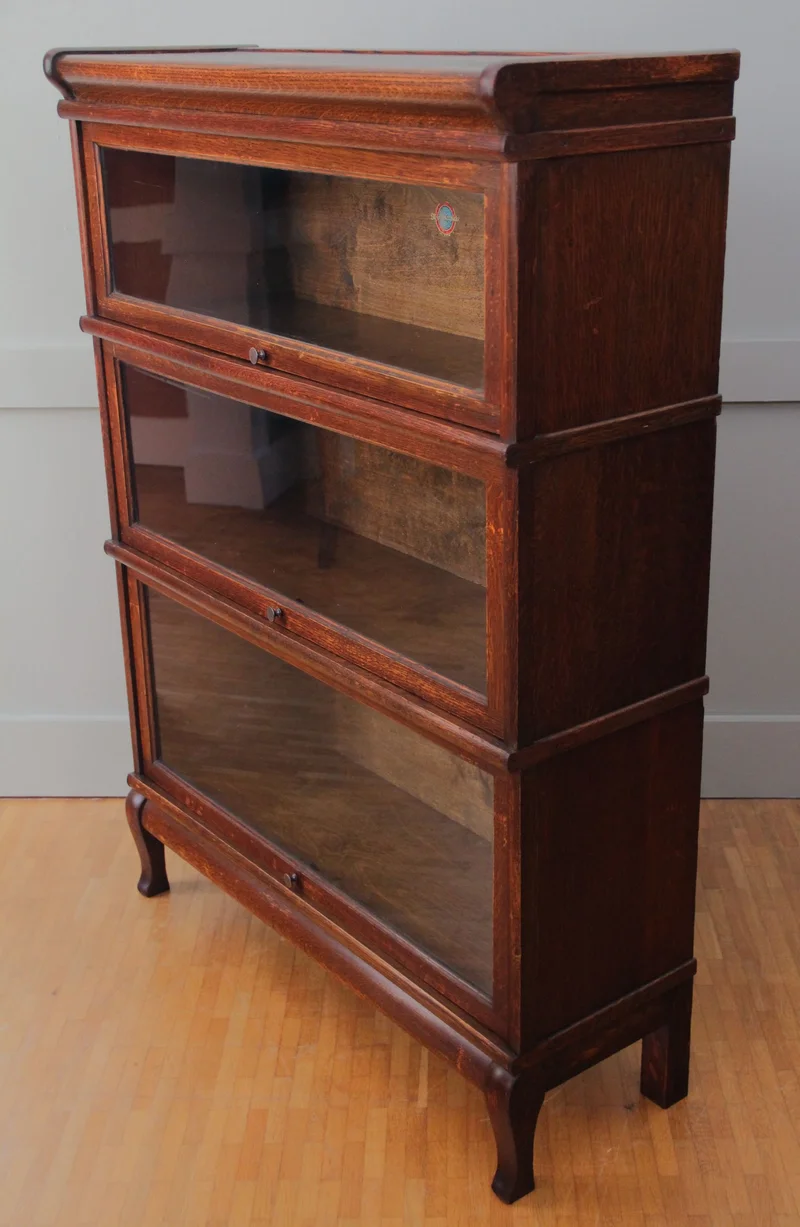 Globe wernick - Meubel › Kasten - €750.00 - Originele, gelabelde, Globe Wernicke drieledige boekenkast in eik.
86 x 30cm; 120cm hoog
ca 1910