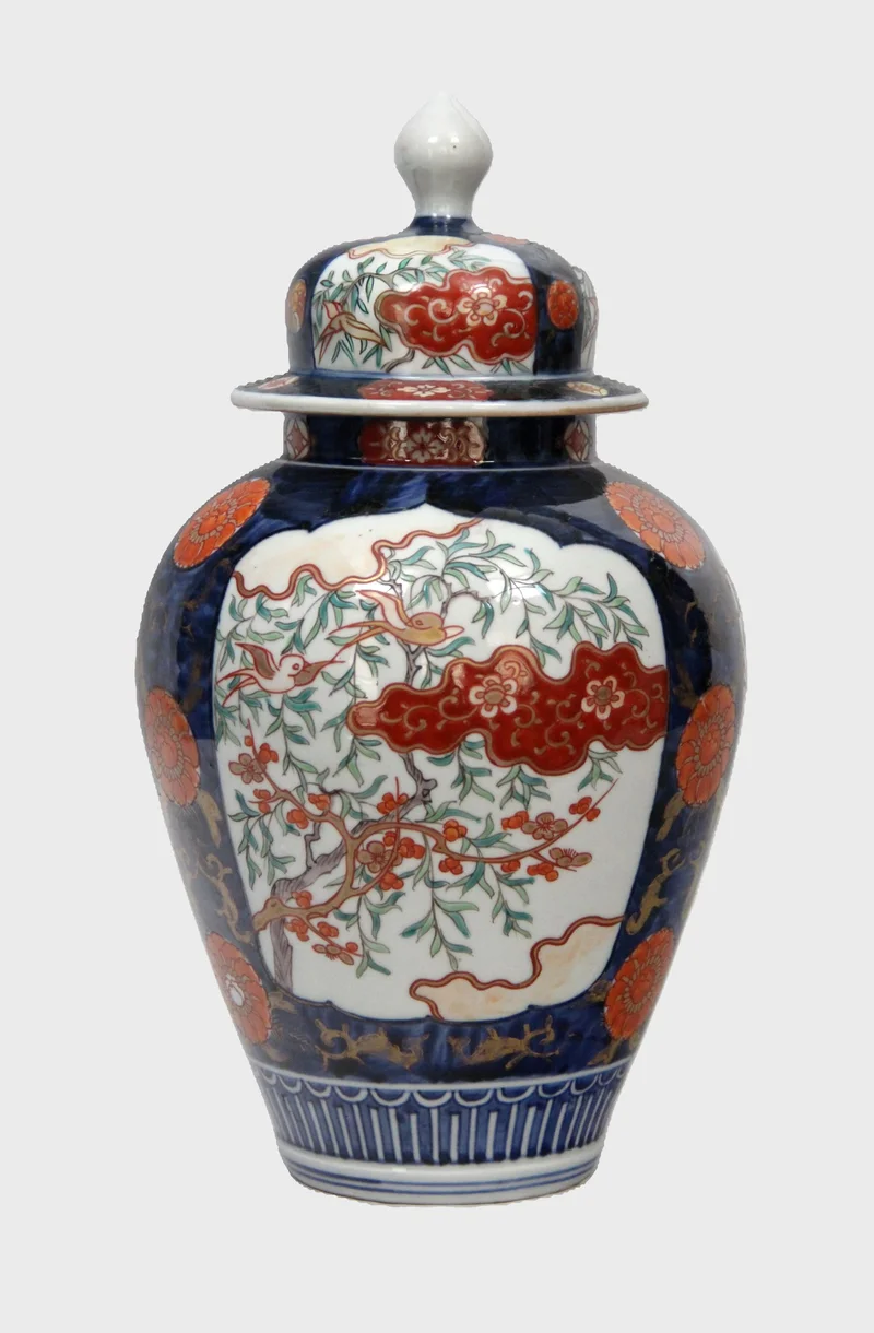 Imari dekselvaas, één van een paar - Porselein › Vazen - €120.00 - Paar dekselvazen met typische Imari versiering.
33cm hoog
Eerste helft 20e eeuw

prijs voor het paar