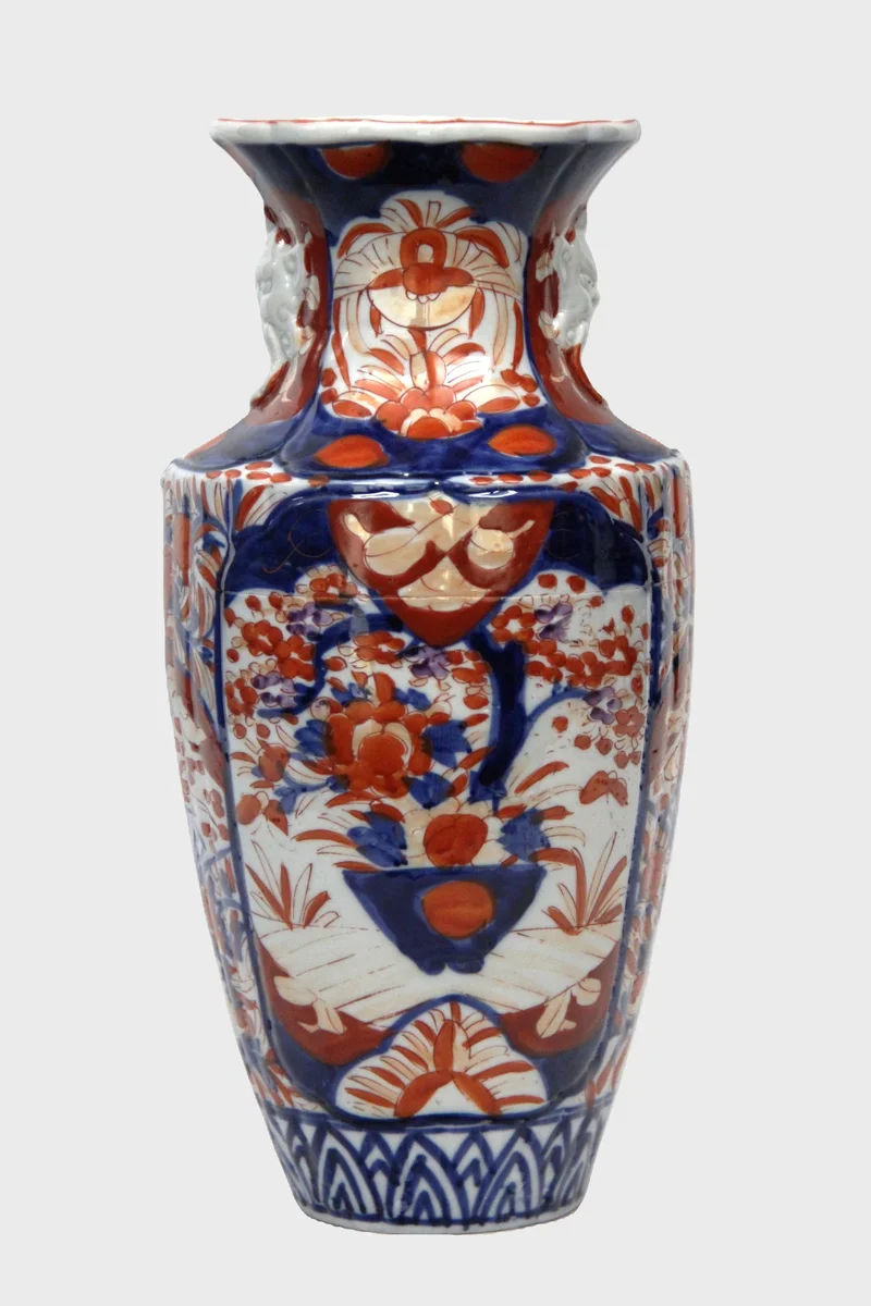 Imari vaas, één van een paar - Porselein › Vazen - €225.00 - Paar vazen met Imari versiering.
30cm hoog
Ca 1900

Prijs voor het paar