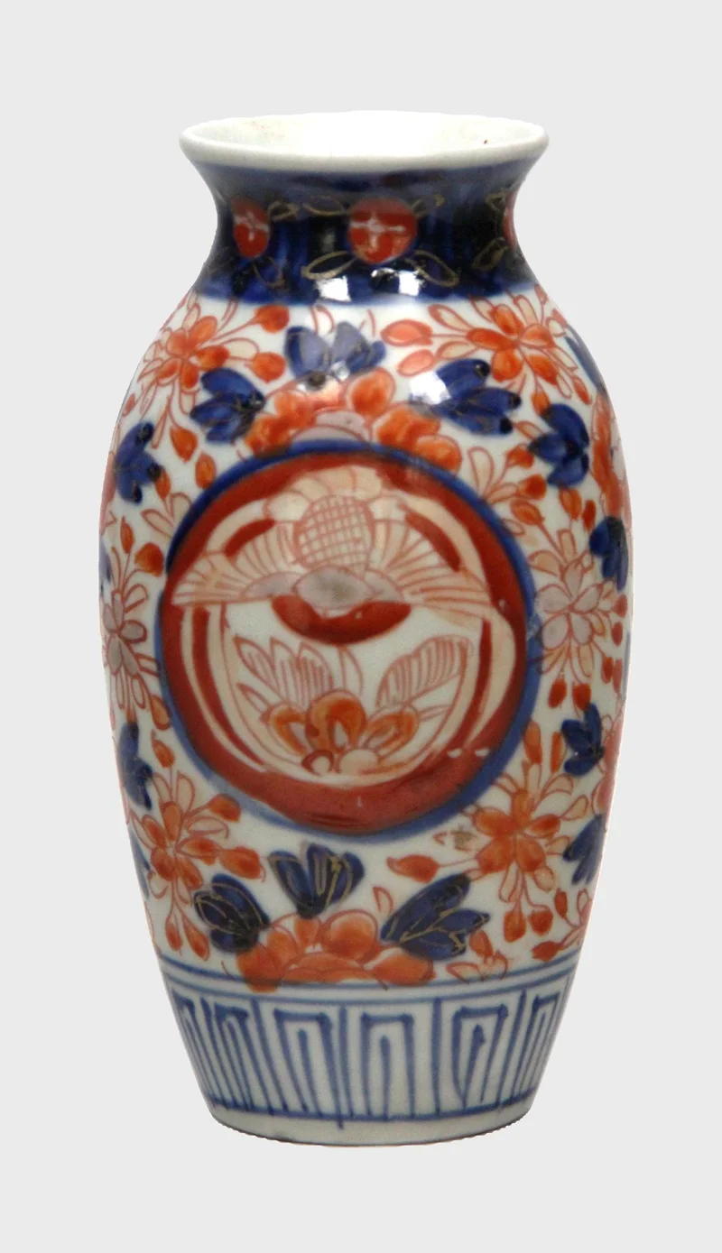 Imari vaas - Porselein › Vazen - €95.00 - 19.5cm hoog, 14cm diameter
Ca 1900