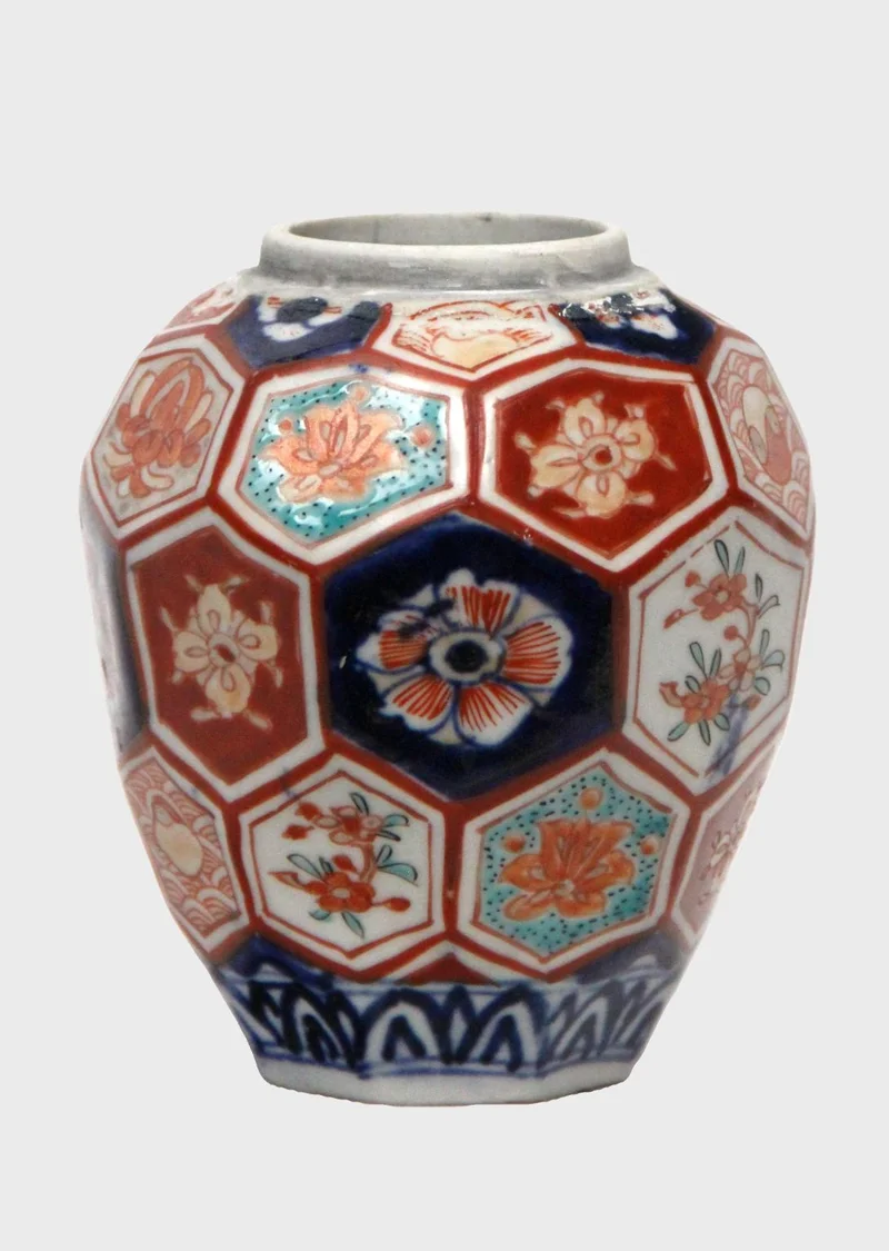 Imari vaasje - Porselein › Vazen - €35.00 - 10cm hoog, 9cm diameter
Gevormd met pentagonale segmenten
Vroege 20e eeuw