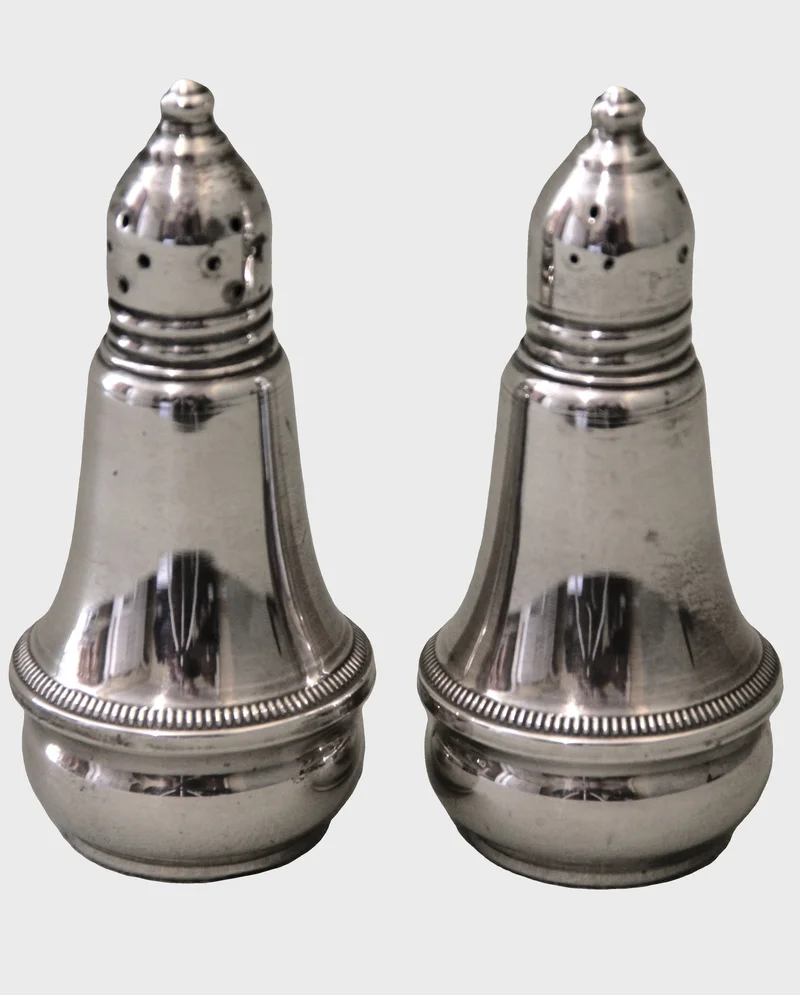 IZout- en peperstrooier - Zilver › Serviesgoed - €30.00 - Paar strooiers, gemerkt Stirling Weighted.
10cm hoog
20e eeuw

Prijs voor het paar