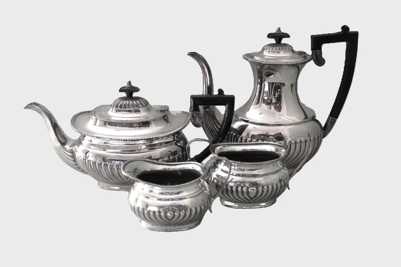 Koffie- en theeset - Zilver › Serviesgoed - €75.00 - Set van vier stuks: theekan, koffiekan, melk- en suikerpot.
Gemerkt EPNS A1 (zwaardere verzilvering)
Ca 1950