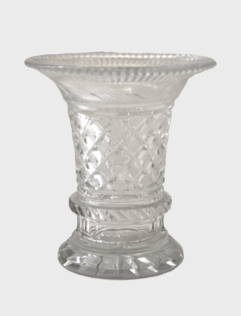 Kristal vaasje - Glas › Vazen - €25.00 - Kristal vaasje in trompetvorm.
14cm hoog; diameter 13cm
Ca 1940/1950