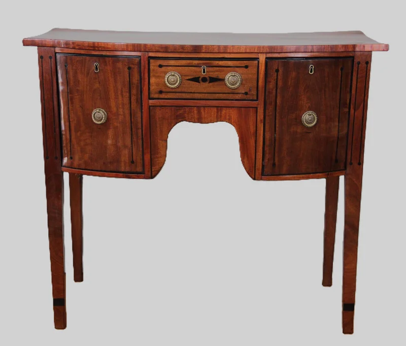 Late georgean sideboard - Meubel › Kasten - €880.00 - Klein formaat sideboard in mahonie met ebbenhouten inlegwerk. Handgepolitoerd.
Eén deur links, één lade in het midden, één diepe lade rechts.
99 x 45cm; 87cm hoog